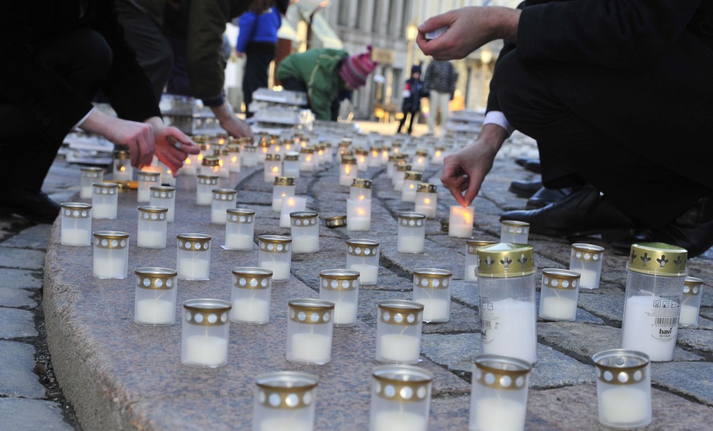 Märtsiküüditamise ohvrite mälestuseks küünalde süütamine Tartu Raekoja platsil.
