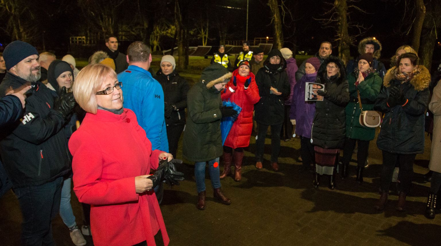 Kui Lüganuse  vallavõimud tagandasid 2019. aasta lõpus Heidi Uustalu Kiviõli 1. keskkooli direktori ametist, astus kohalik kogukond tema kaitseks välja laiaulatuslike protestiavaldustega.