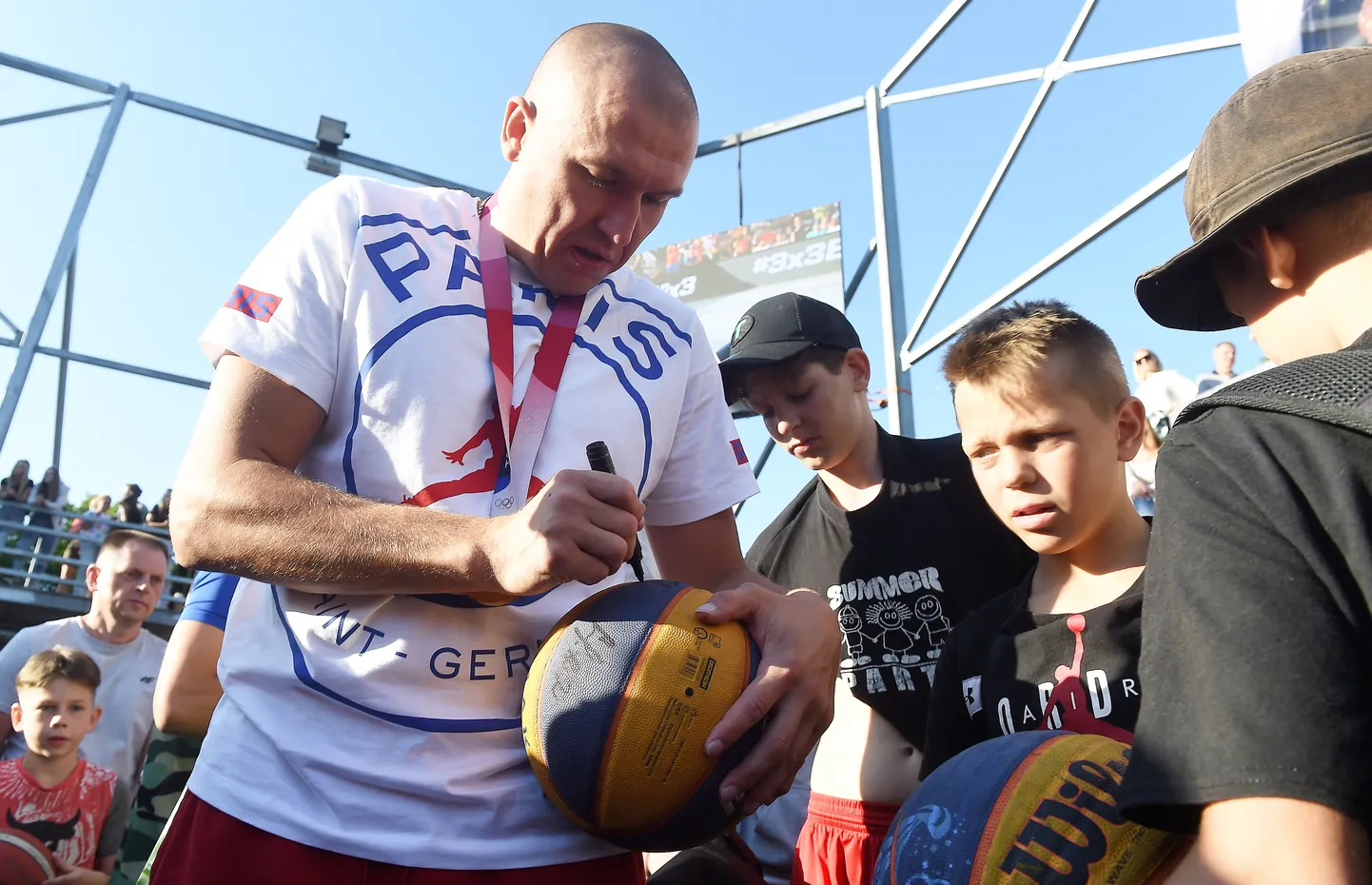 Latvijas 3x3 basketbola izlases spēlētājs Edgars Krūmiņš "Ghetto Basket Stop 4/Junior Slam dunk" sacensību atlases laikā tiekas ar atbalstītājiem.