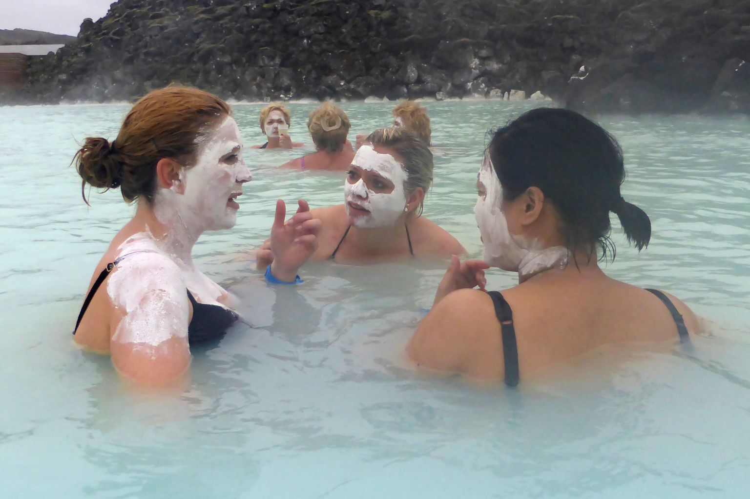 Sõbrannade vestlusring Islandi Grindaviki geotermilises spaas Blue Lagoon 2016. aasta 25. mail.