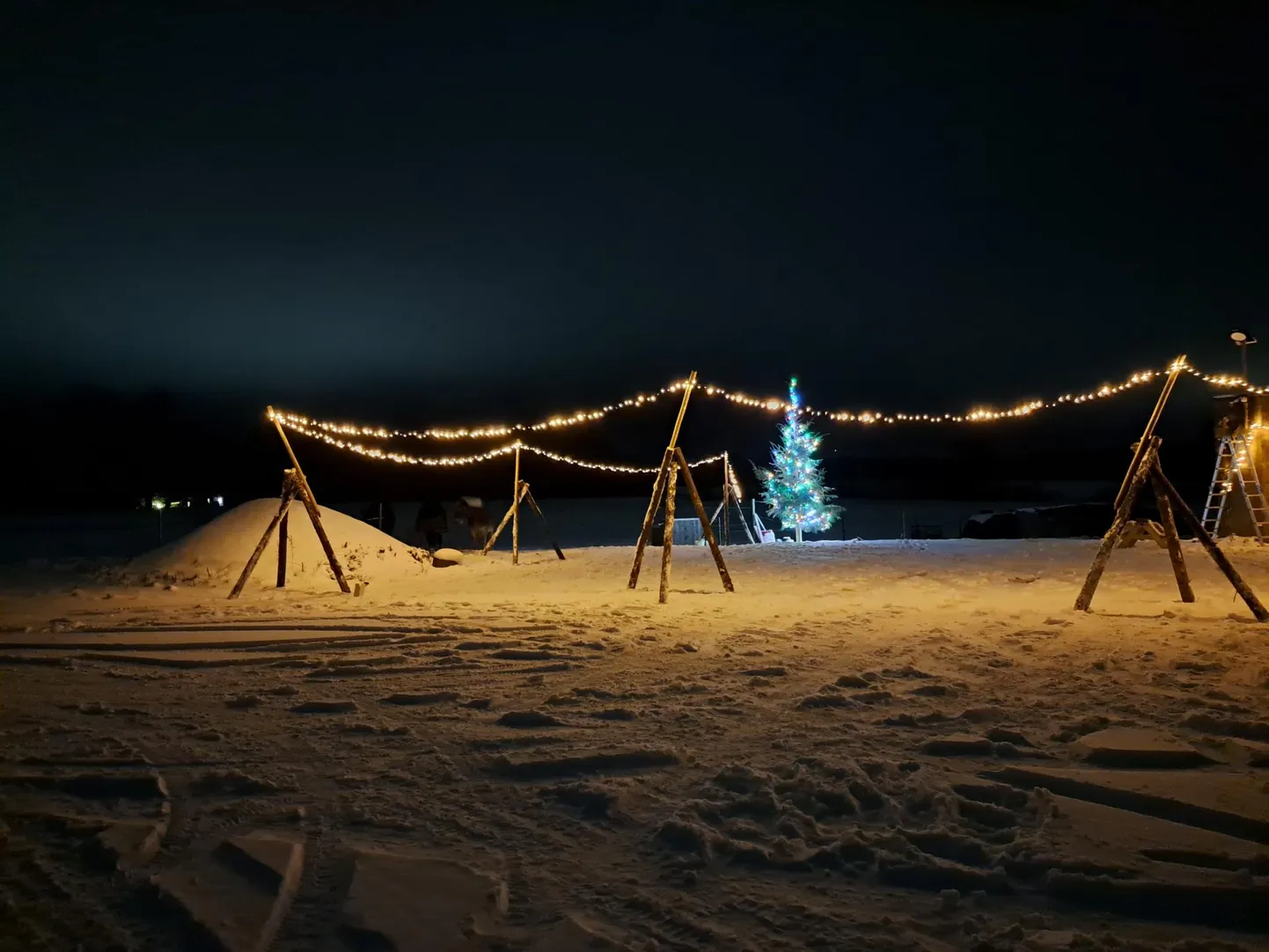 Viljandi vallas Lolu külas käivad ettevalmistused, et avada seal pühapäeval jõulumaa.