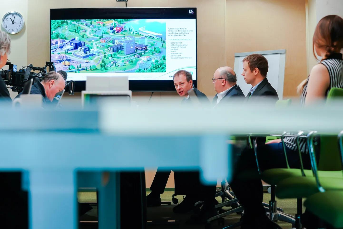 Ei Eesti Energia juhatuse ega nõukogu liikmed teemat veel ei kommenteeri, viidates sellele, et börsiettevõttena ei luba seda reeglid.