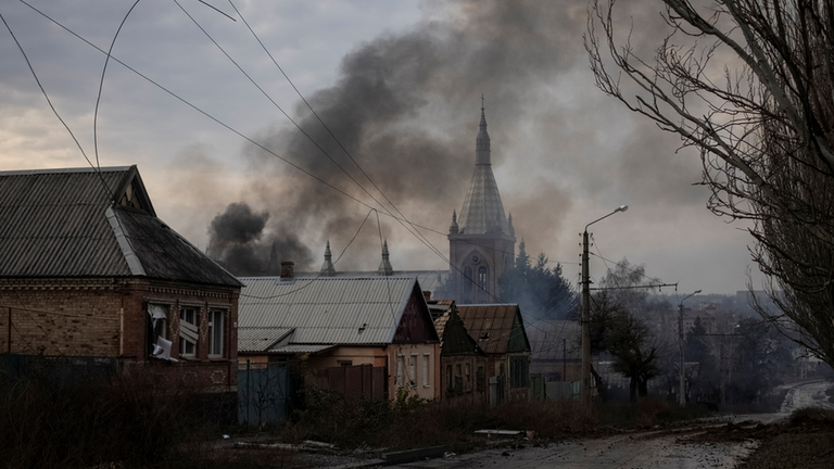 Бахмут остается под контролем украинской армии, но город сильно разрушен, и его продолжают разрушать