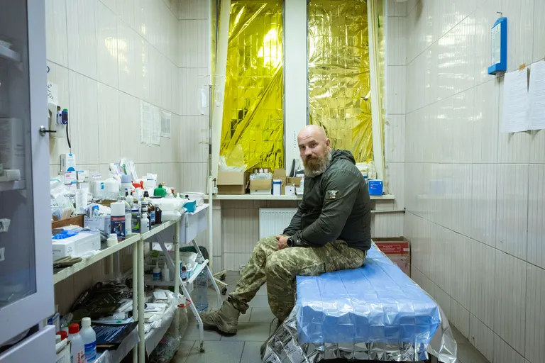 Kogenud sõjaväemeedik alampolkovnik kutsungiga Spartacus on Ukraina armee ühe uuema üksuse, 21. mehhaniseeritud brigaadi meditsiiniülem.