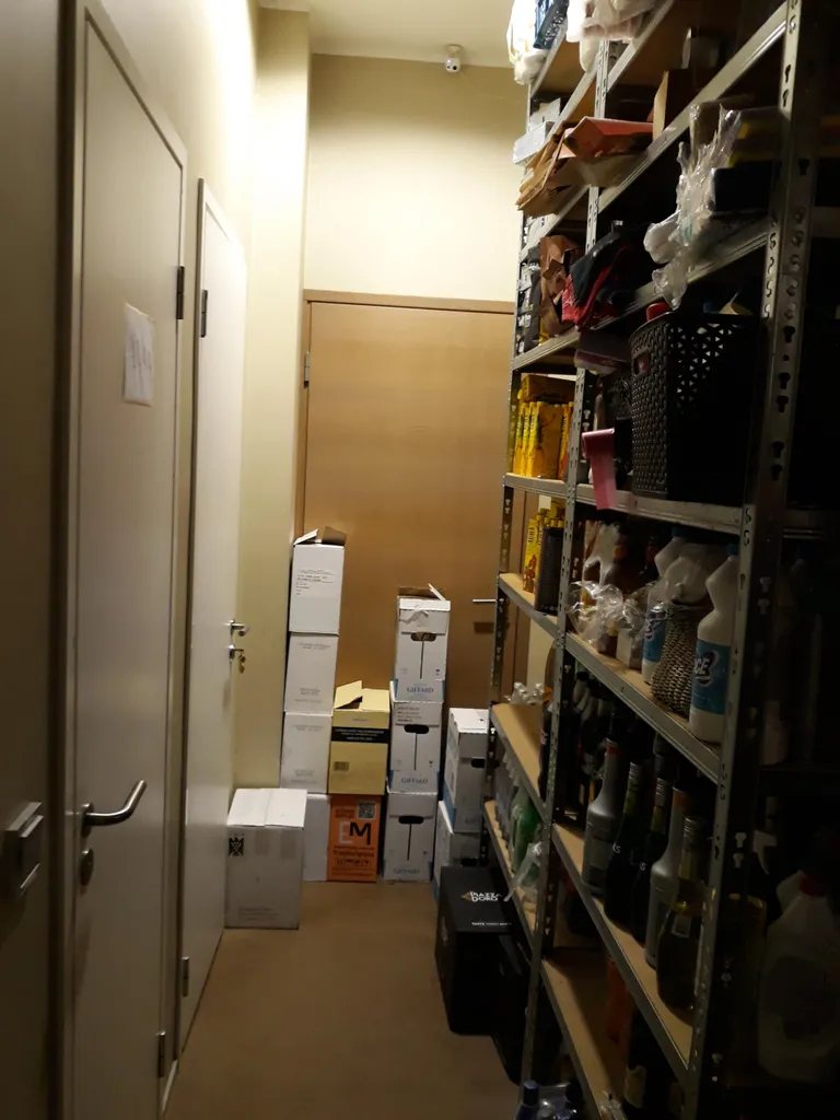 Kontrollkäigul avastati, et uste ette on ladustatud kaupa.