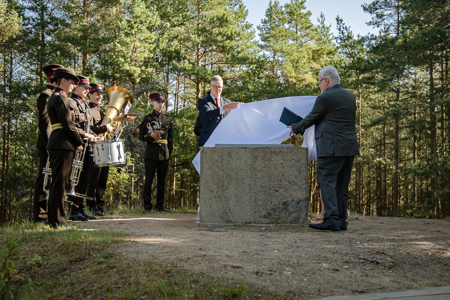 Atjaunota Latvijas neatkarības cīņu piemiņas vieta Bumbu kalnā