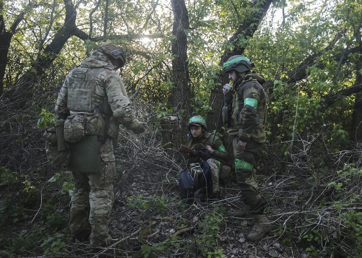 Ukrainas karavīri netālu no Harkivas