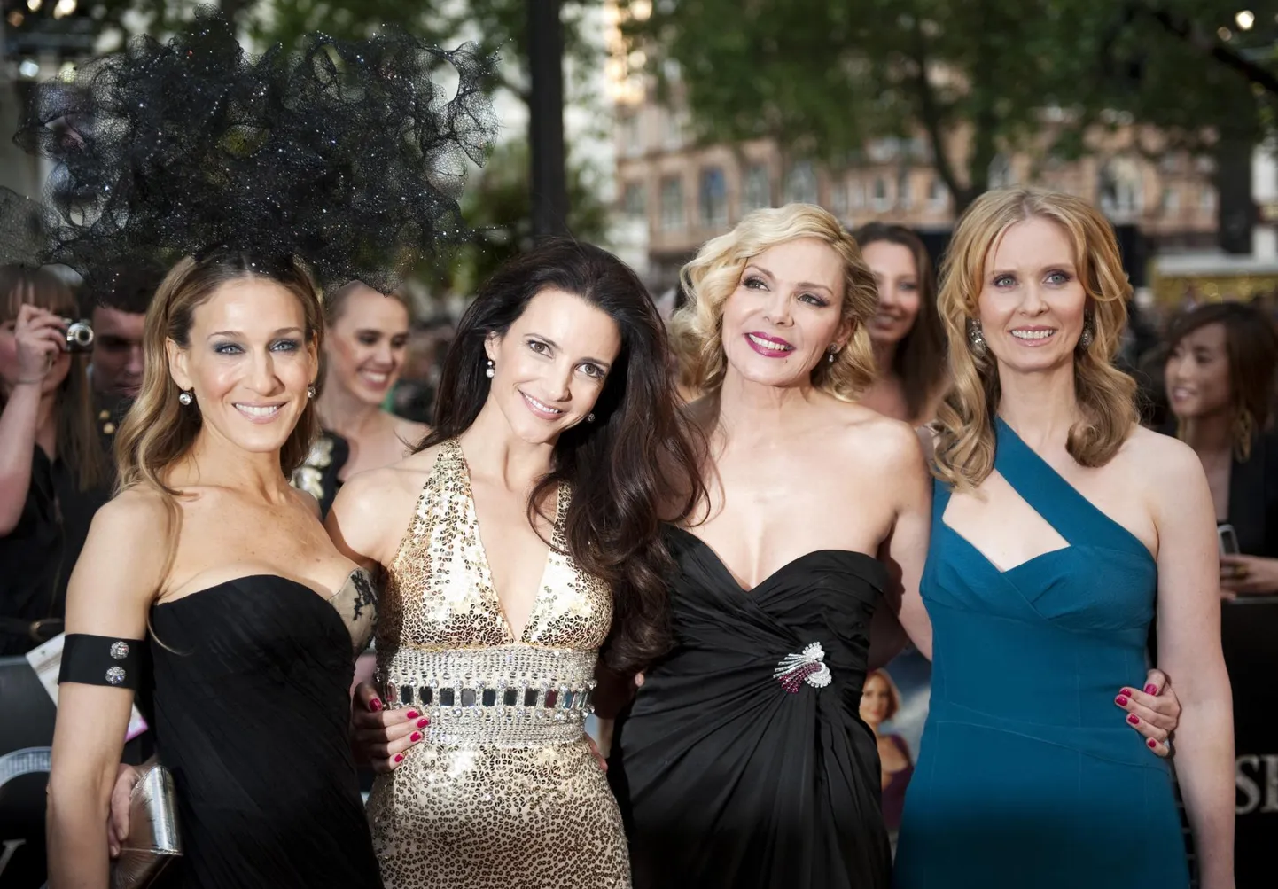 Sarah Jessica Parker (Carrie), Kristin Davis (Charlotte), Kim Cattrall (Samantha) ja Cynthia Nixon (Miranda) aastal 2010 Londonis teise seriaalil põhineva täispika mängufilmi esilinastusel.