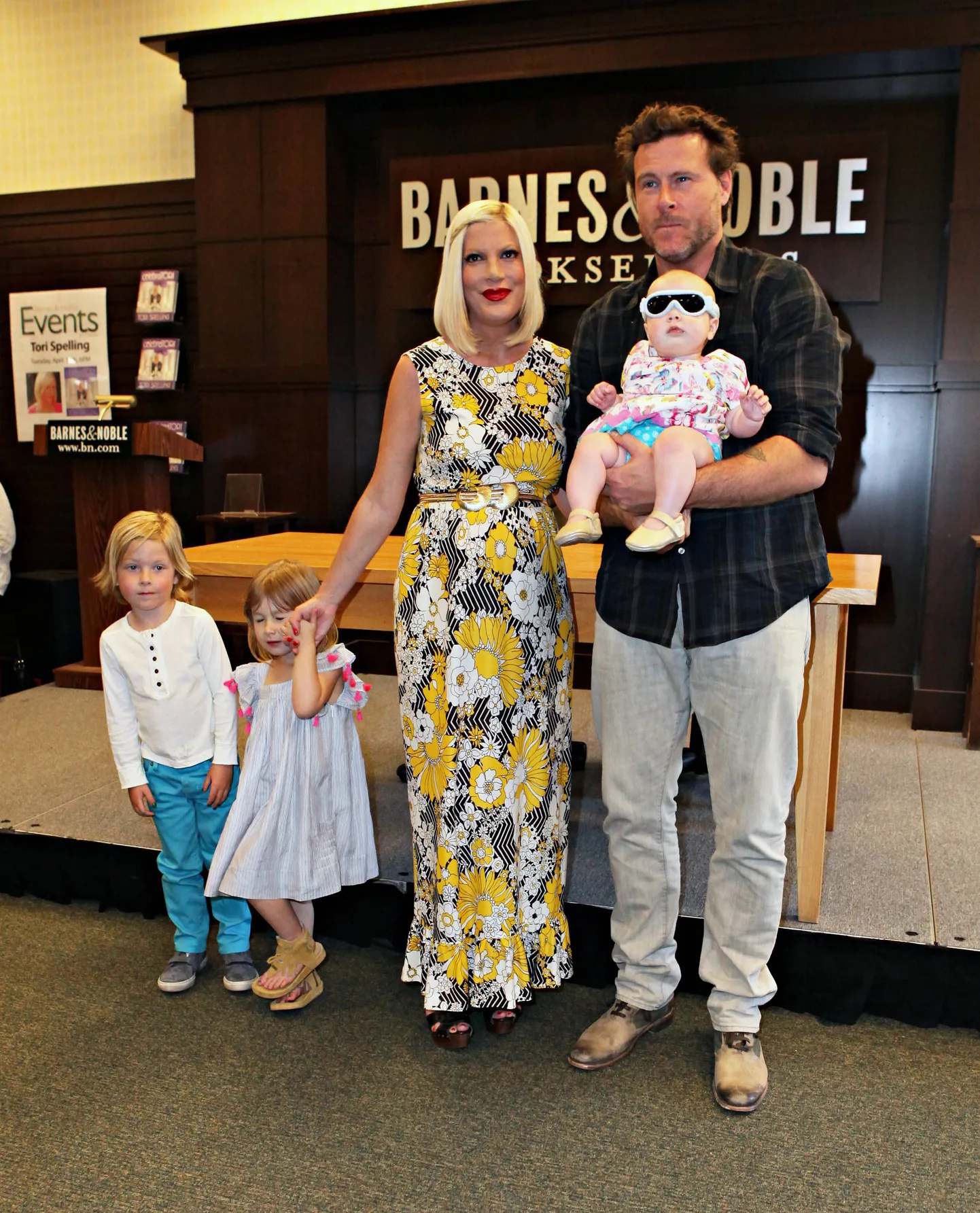 Tori Spelling ja Dean McDermott lastega