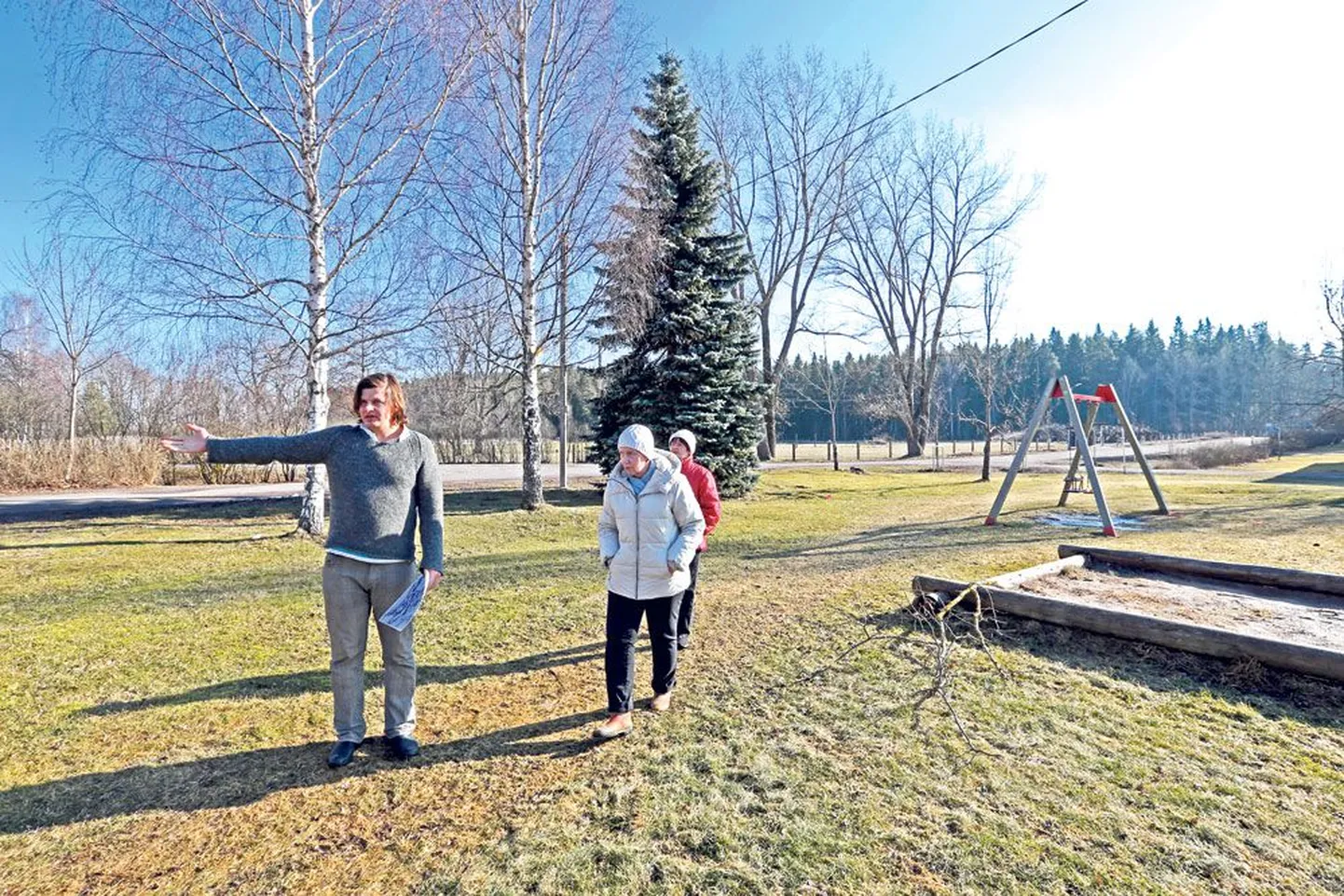 Kaagvere küla elanikud Madis Masing, Liia Kullaste ja Hille Võsu jalutasid eile kolmekorruselise kortermaja Kaagvere 8 ees haljasalal, kust hakkab külaelanike vastuseisust hoolimata kulgema tee Kaagvere erikooli uue kompleksi juurde.