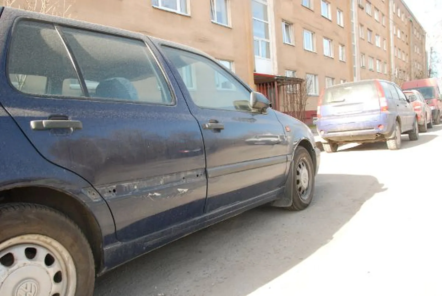 Tartus Lääne tänaval rikkus seni tabamata sõidukijuht ööl vastu 5. aprilli maja ees parkinud Volkswagen Golfi.