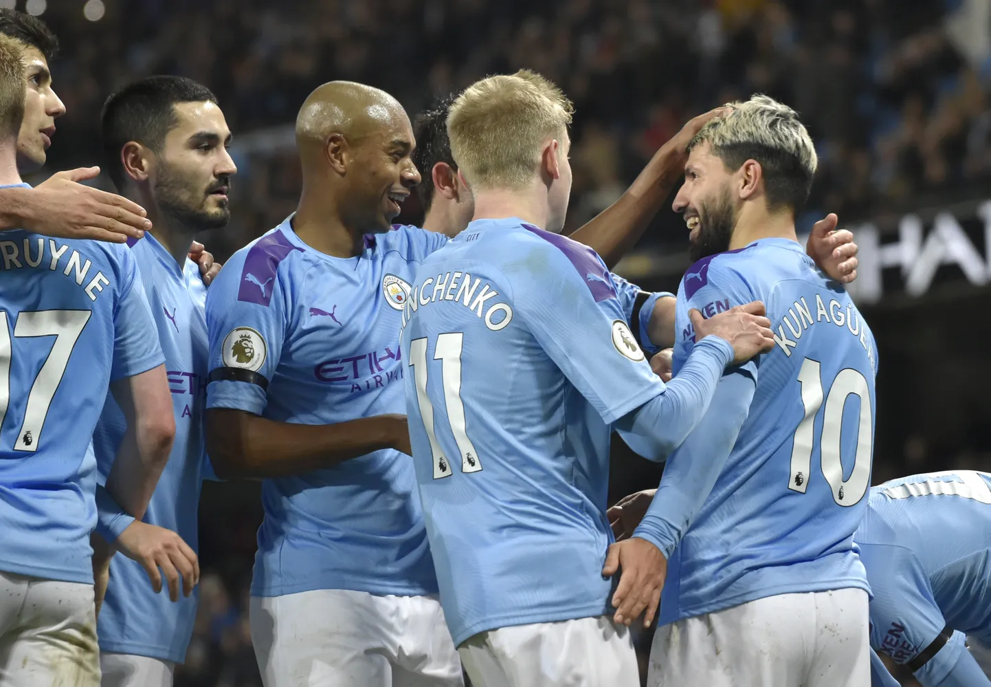 Sergio Aguero paremal meeskonnaga väravat tähistamas.