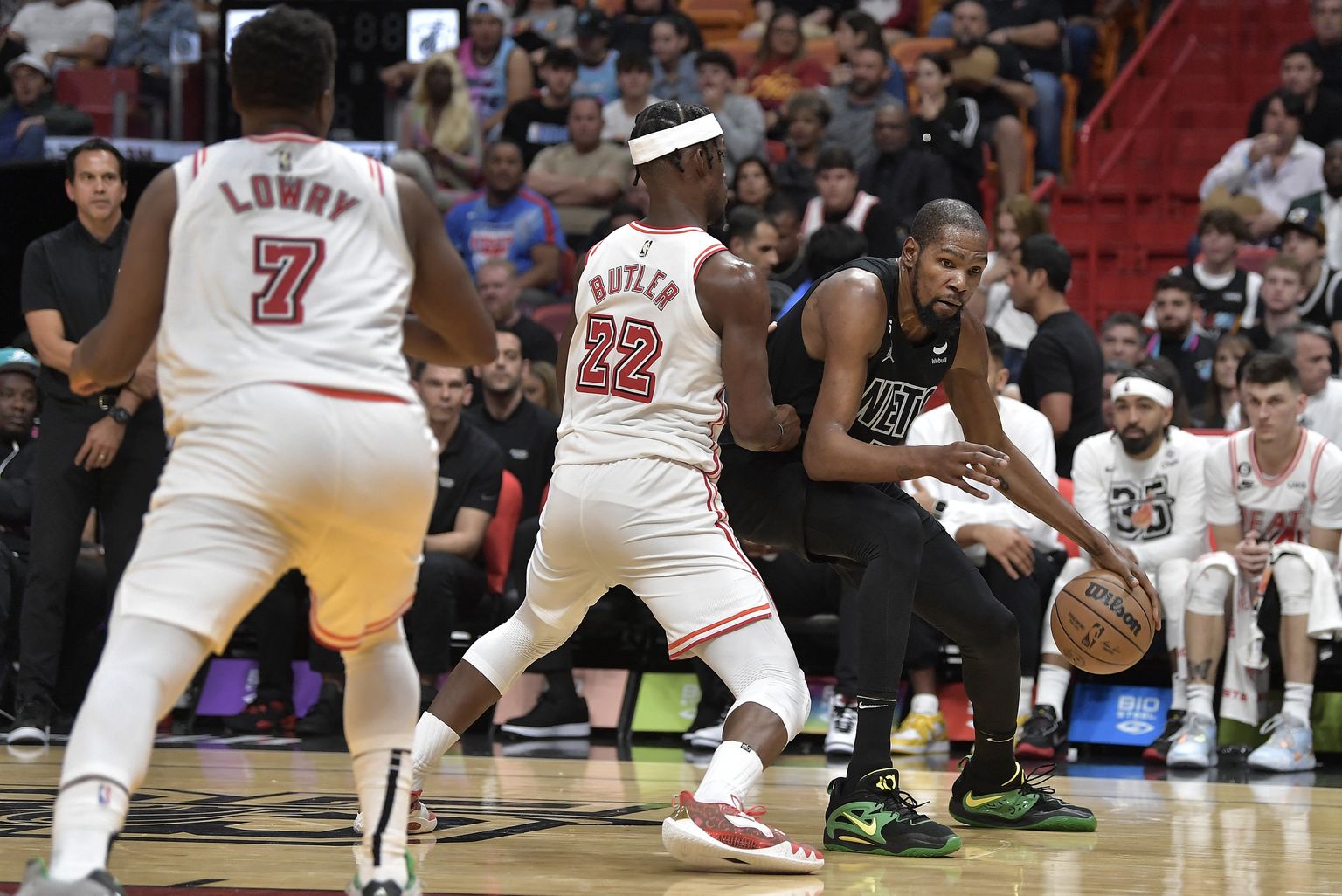 Kevin Durant (palliga) püüab üle mängida Miami Heati ääremängijat Jimmy Butlerit.