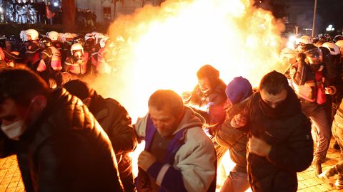 FOTO ⟩ Albānijā notikušas protestētāju sadursmes ar policiju