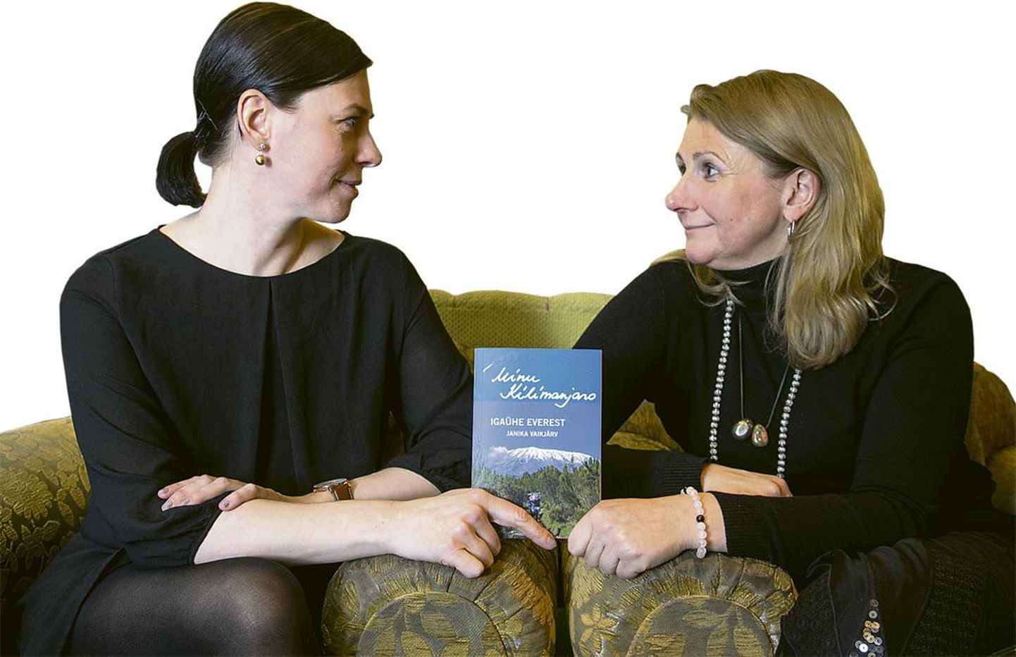 Carita Vaikjärv (vasakul) oli õde Janikale raamatuesitlusel abiks, küsides sõsaralt publiku ees küsimusi.