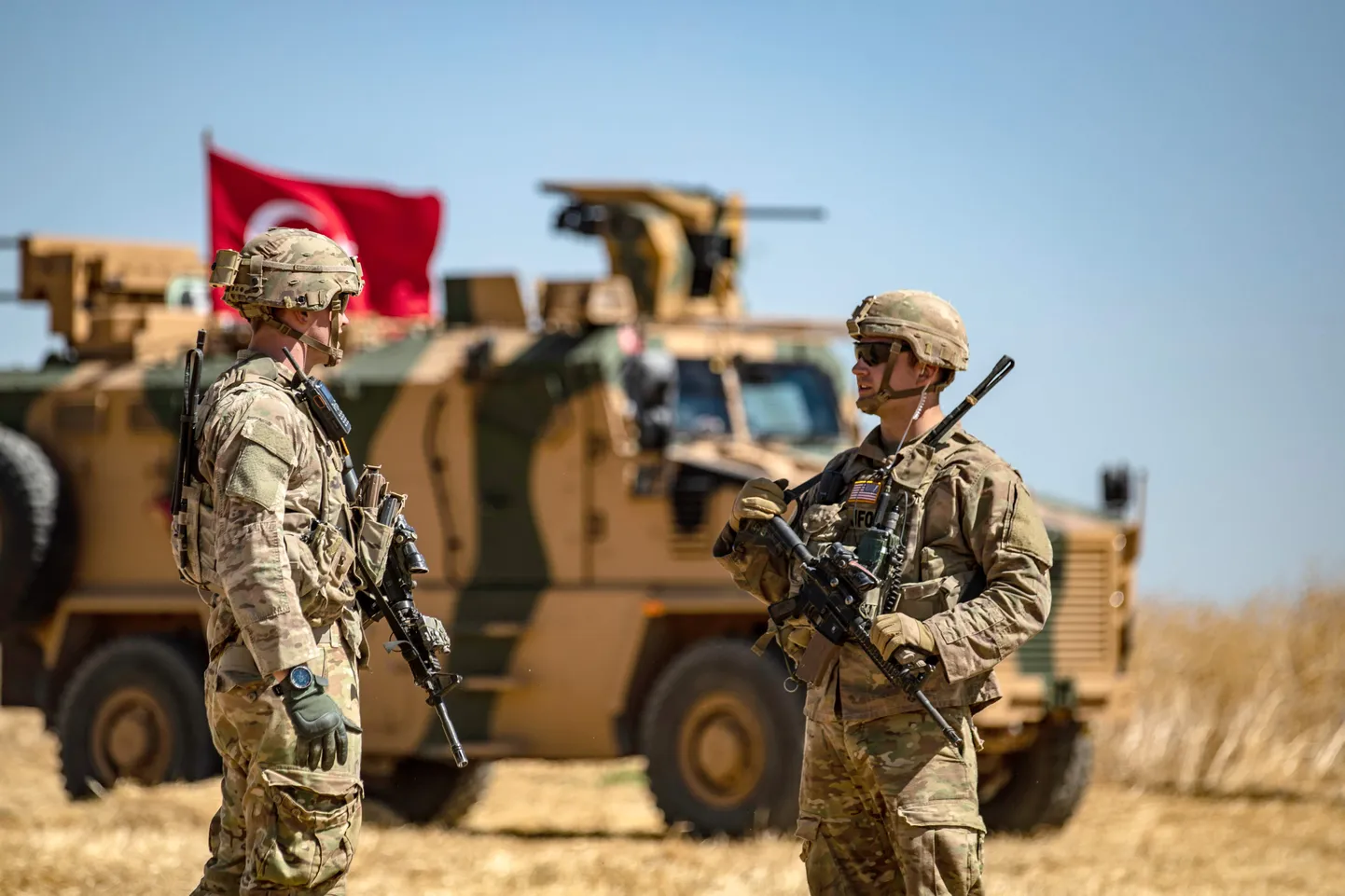 USA sõdurid vestlemas ühispatrulli käigus Türgi sõjaväemasinate ees.