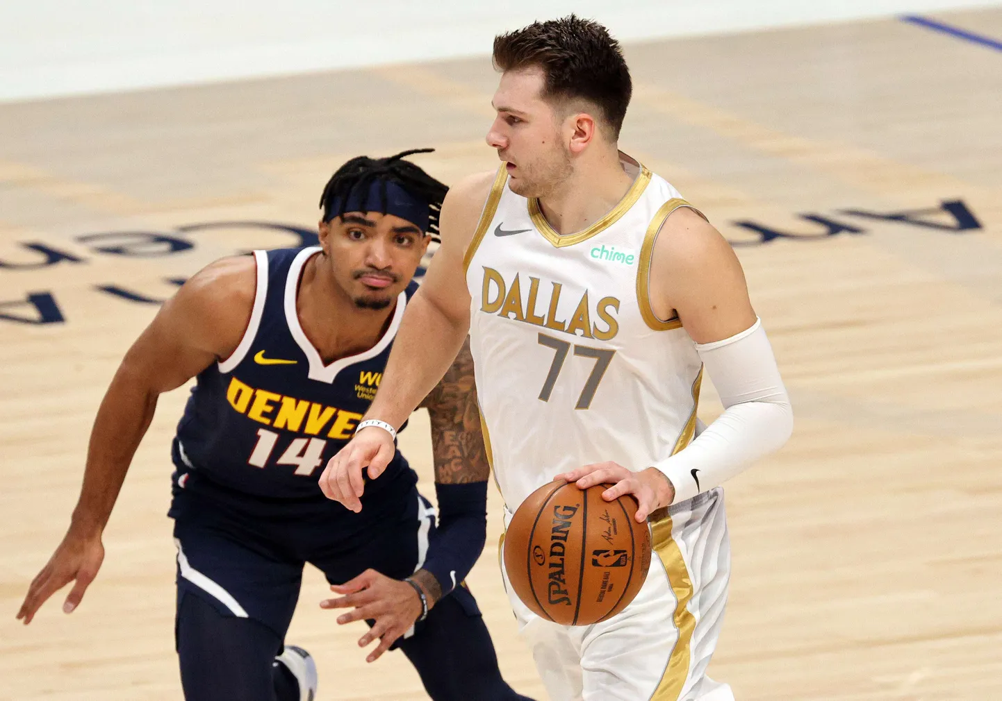Luka Doncic (palliga) Denver Nuggetsi vastu.