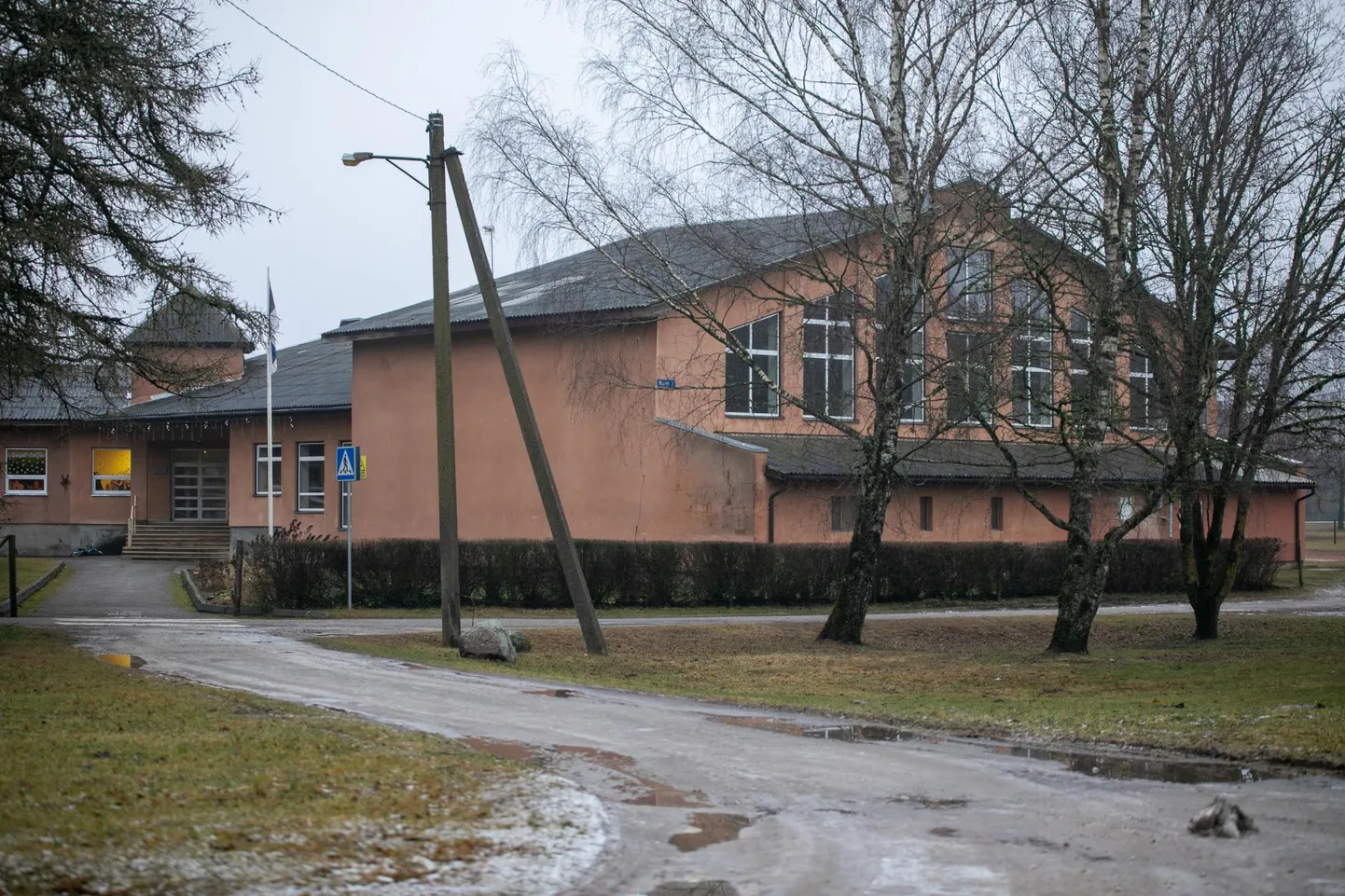 Vaade Vajangu koolimajale lõunaküljelt.