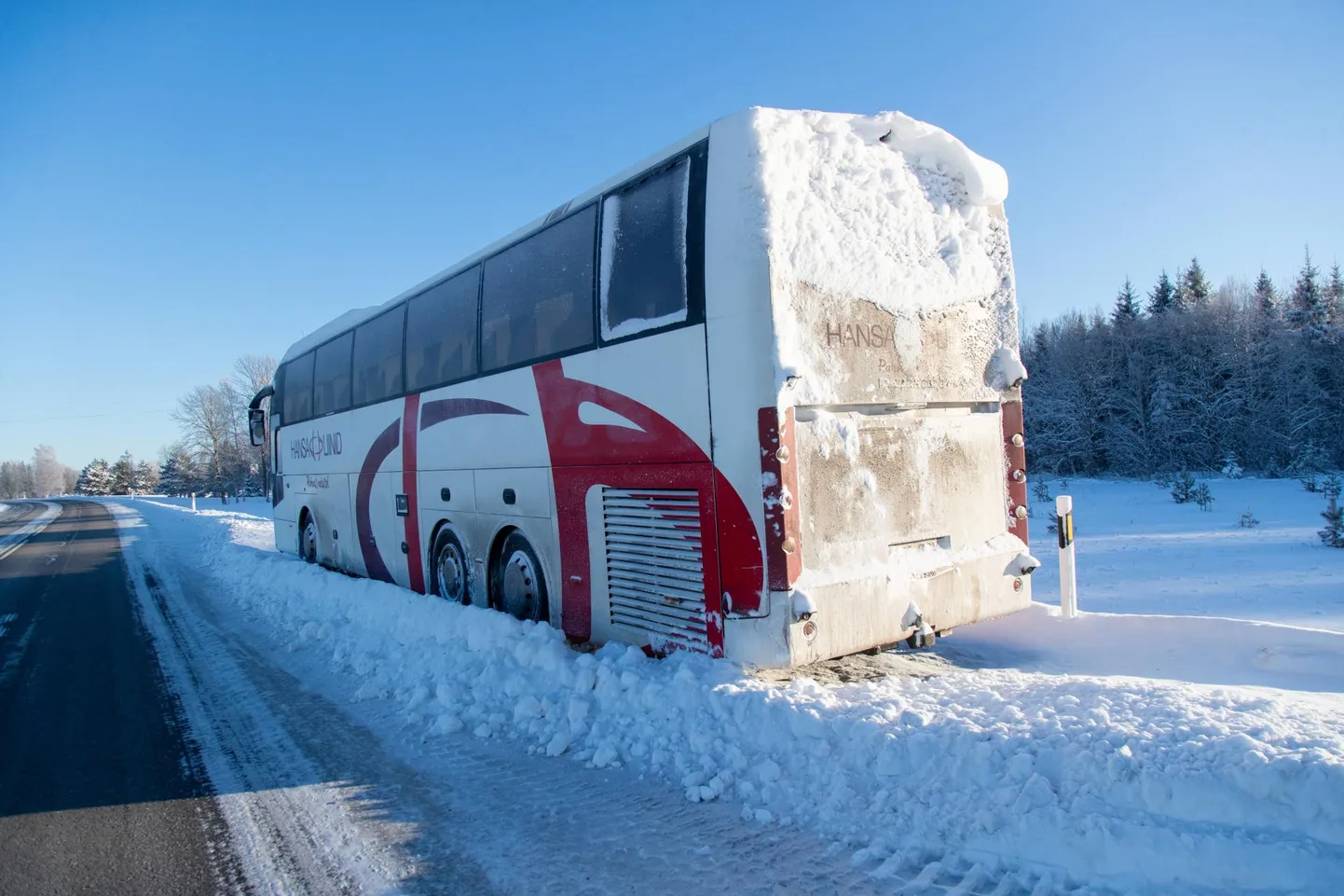 Tartu maantee ääres on möödujate tähelepanu püüdnud buss, mis on mitu päeva liikumatult lumevalli taga seisnud.