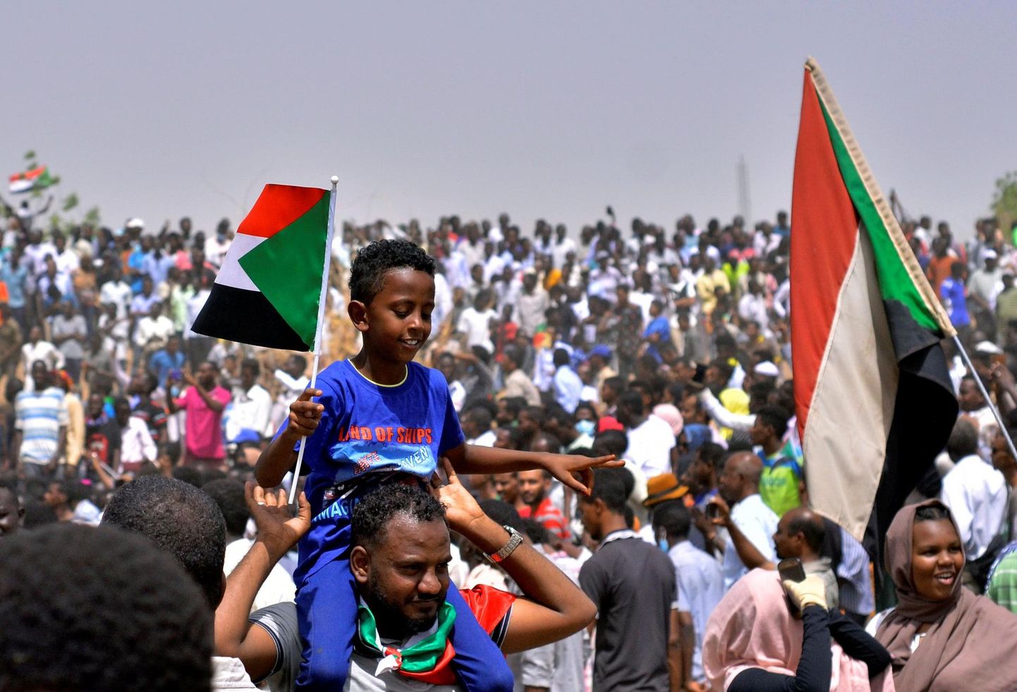 Kuuldusi autokraatse presidendi Omar al-Bashiri kukutamisest tulid eile pealinna Hartumi tänavatele tähistama terved perekonnad. 