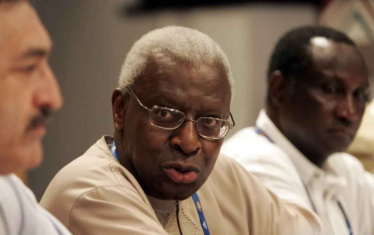 IAAFi president Lamine Diack (keskel)