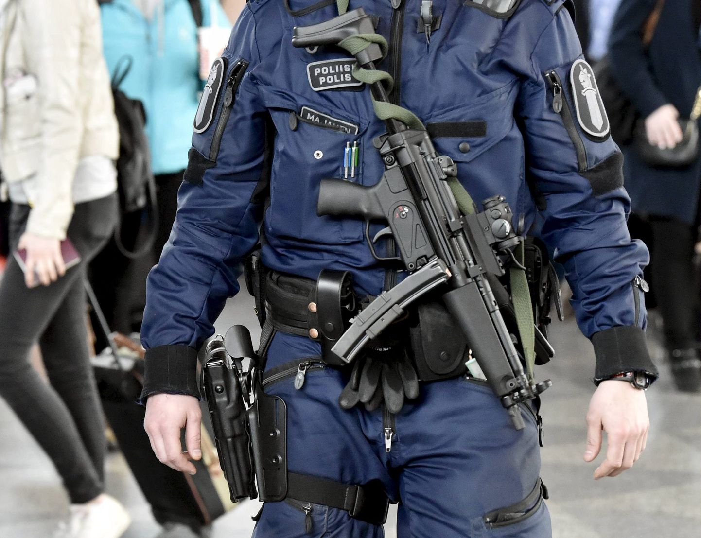 Soome politseinik püstolkuulipildujaga MP5.