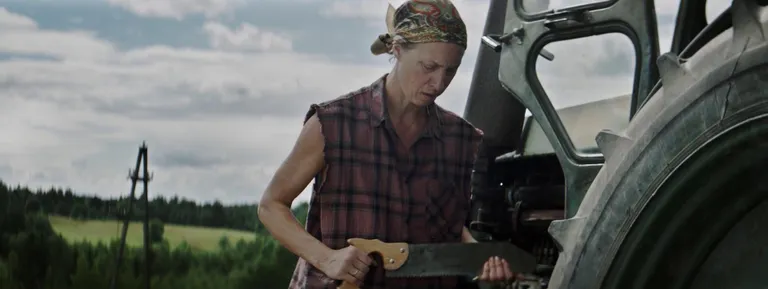 Tiina Tauraite ja traktor filmis «Virago».
