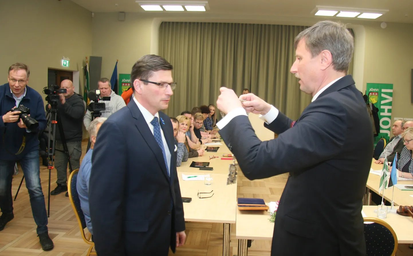 2019. aasta kevadel pani Jõhvi vallavolikogu esimees Eduard East Max Kaurile kaela vallavanema keti.. Sel kevadel tahtis ta seda temalt ära võtta, aga Kaur mängis Easti üle ja hoopis viimane jäi oma ametist ilma. Nüüd, kui põleb taas Kauri jalgealune, kutsub ta Easti taas oma paati.