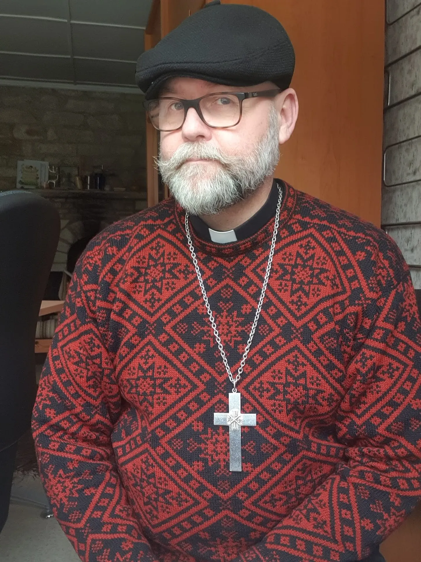Muhu koguduse õpetaja: Hannes Nelis on ka Muhu koguduse hooldajaõpetaja. Et saarlane omaks võetaks, peab ta kandma Muhu mustriga kampsunit.