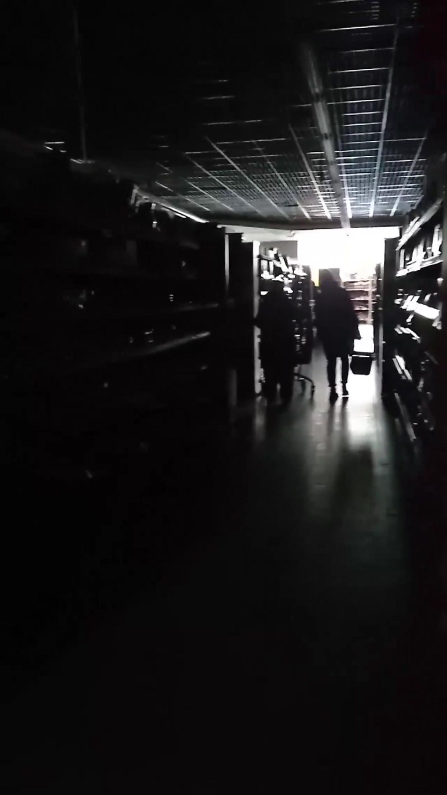 Под Мангальсалой и Вецаки пропало электричество: не работает часть магазинов