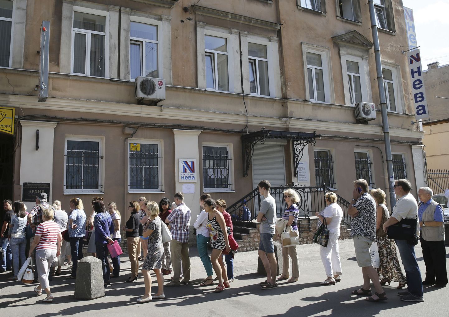 Tegevuse lõpetanud Vene reisikorraldaja Neva kliendid seisavad Peterburis firma kontori ukse taga järjekorras, et saada tagasi reisi eest makstud raha.