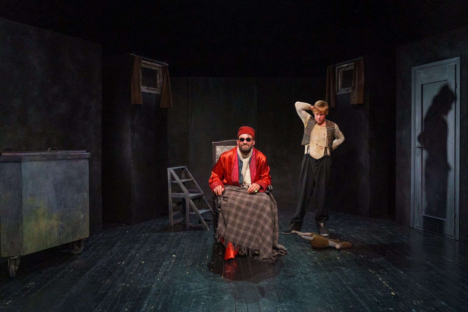 Margus Grosnõi ja Märten Matsu naudivad lavastuses “Lõppmäng” Becketti huumorit ja absurdi.