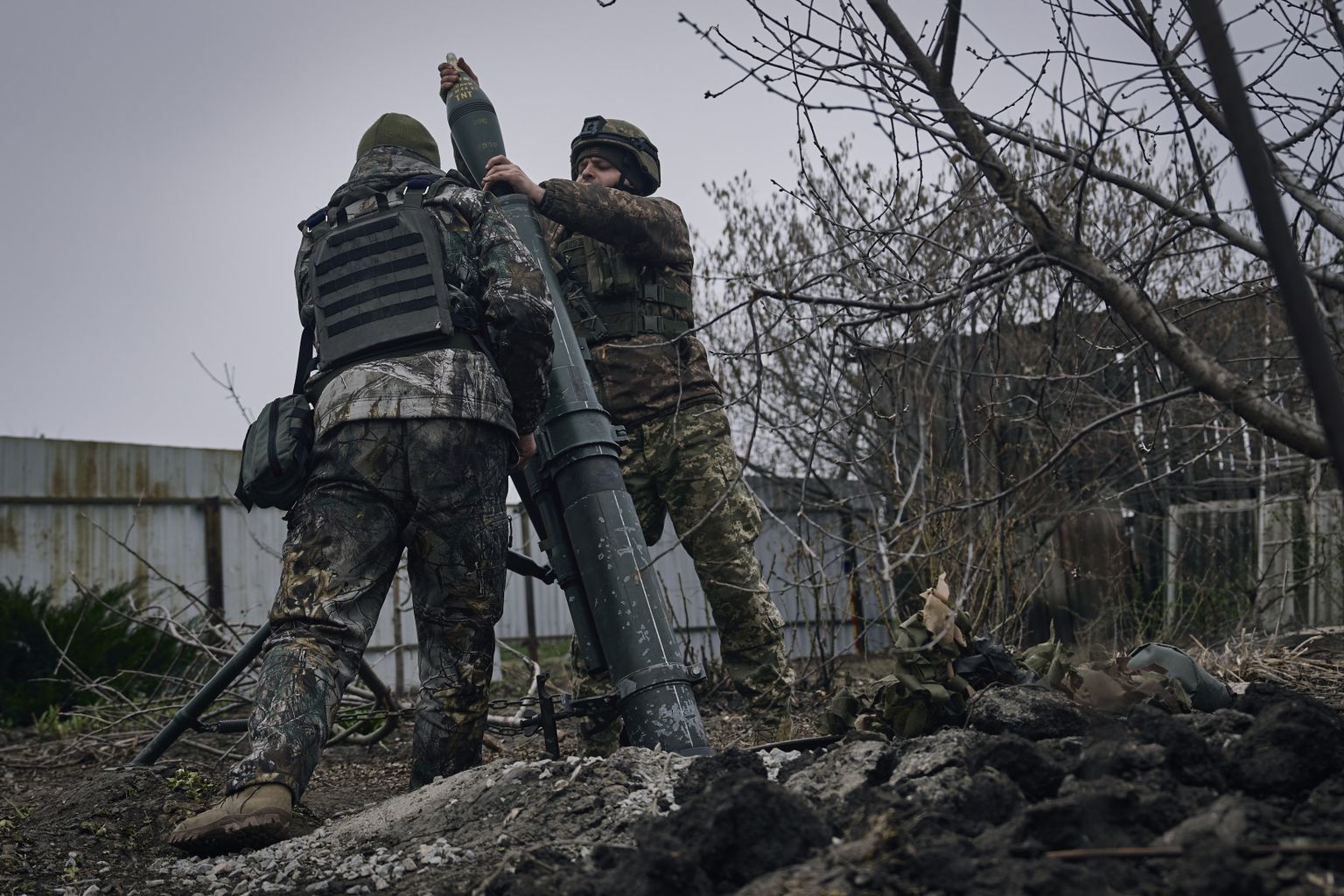 Ukraina sõdurid tulistamas Vene armee positsioone Donetski oblastis.