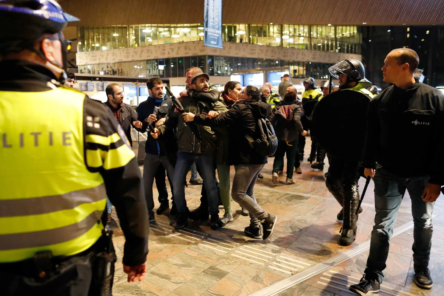 Rahutused Rotterdamis.