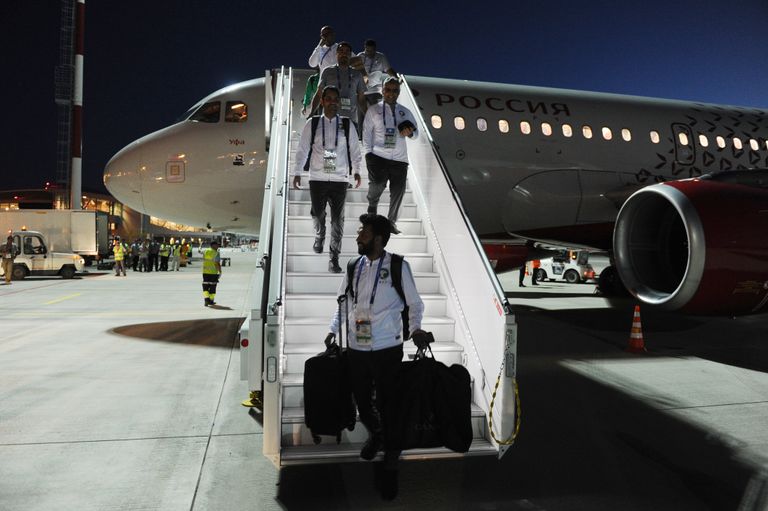 Saudi Araabia jalgpallikoondise liikmed lahkumas Doni-äärses Rostovis lennukist