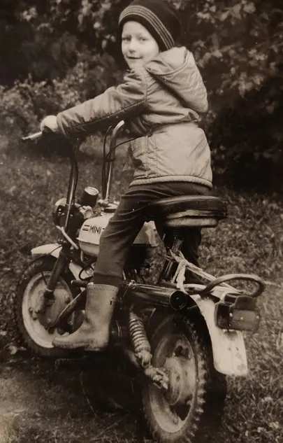 1987. Minimopeediga Viirakülas.