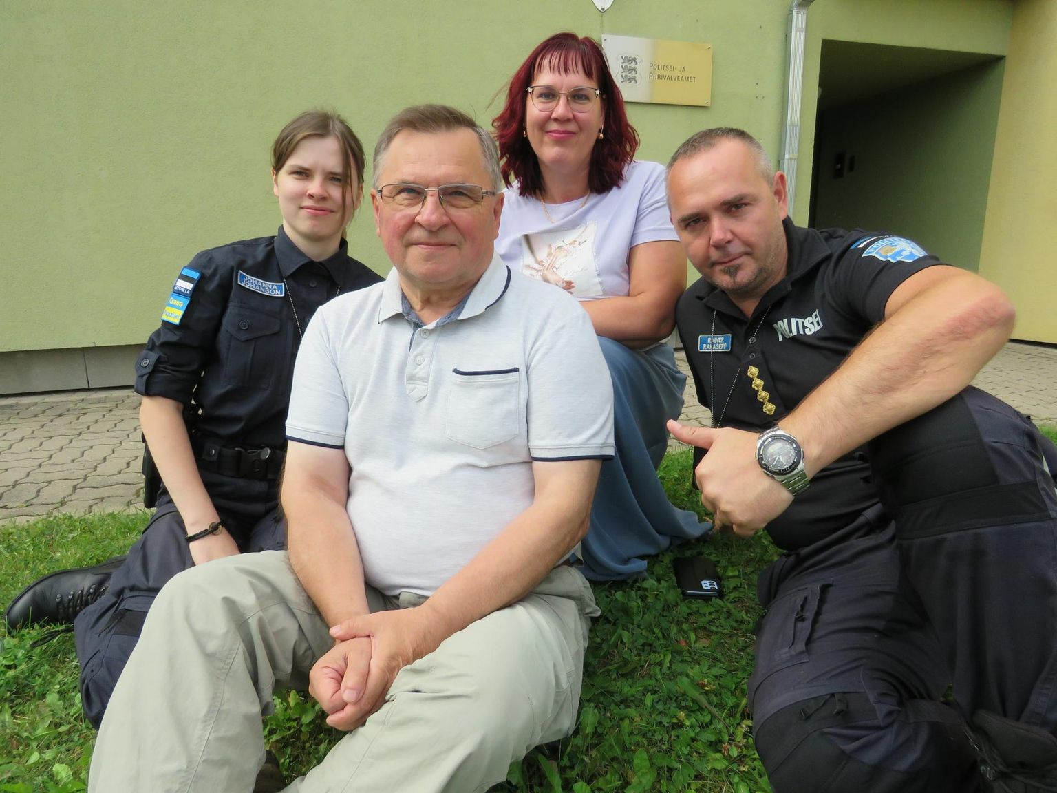 Kagu politseijaoskond tunnustas tublimaid abipolitseinikke. Pildil tagareas Johanna Johanson (vasakul) ja Eve Breidaks ning esireas Egon Taal (vasakul) ja Rainer Rahasepp.