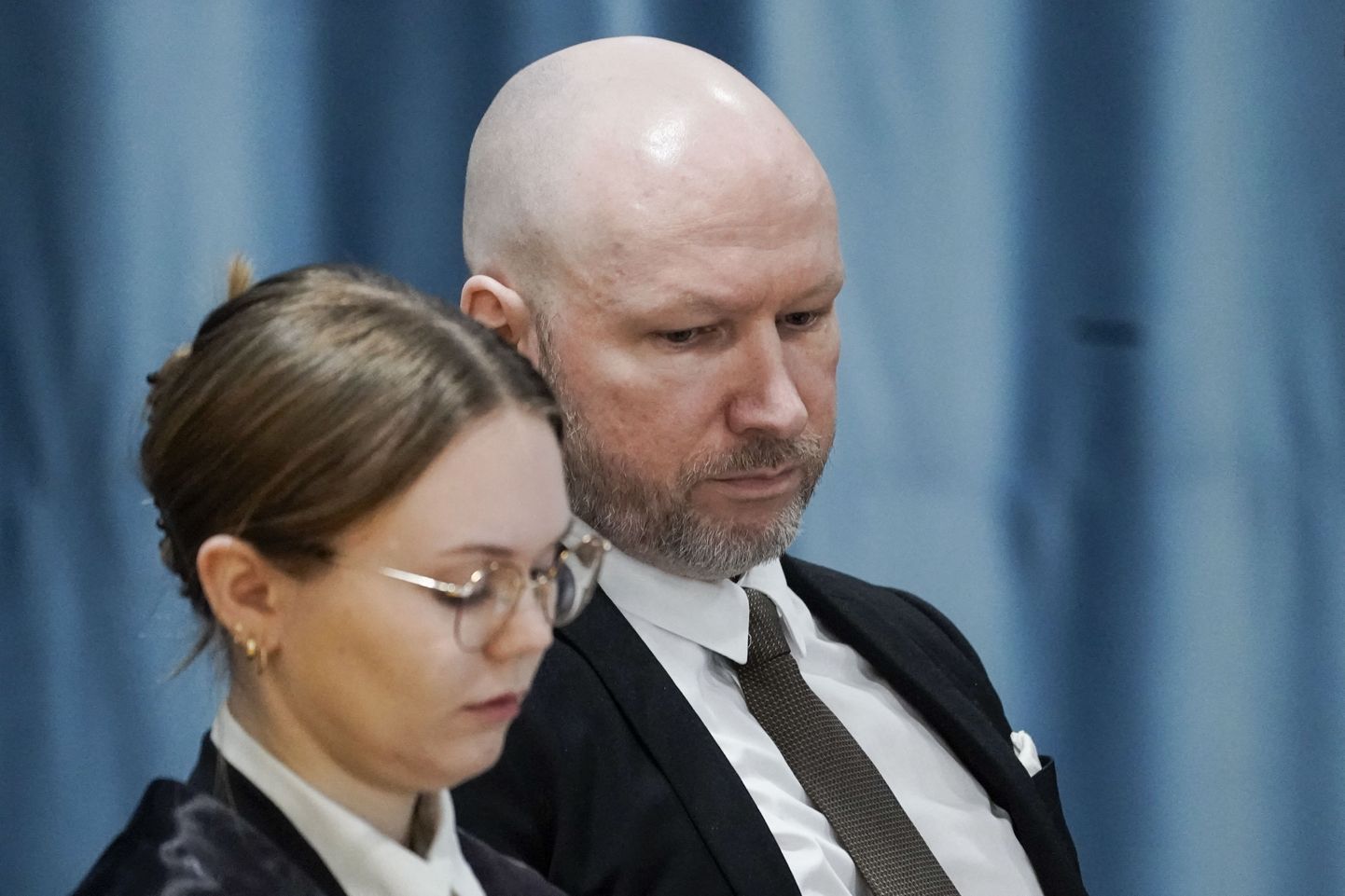 Anders Behring Breivik (paremal) advokaat Marte Lindholmiga.