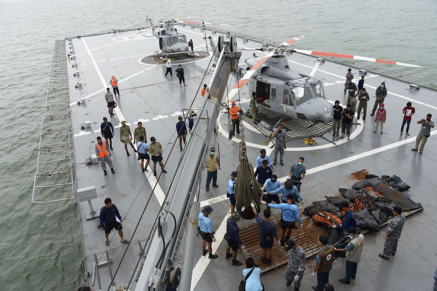 Indoneesia mereväelased toimetavad Jaava merest leitud surnukehad maismaale laevaga KRI Banda Aceh.