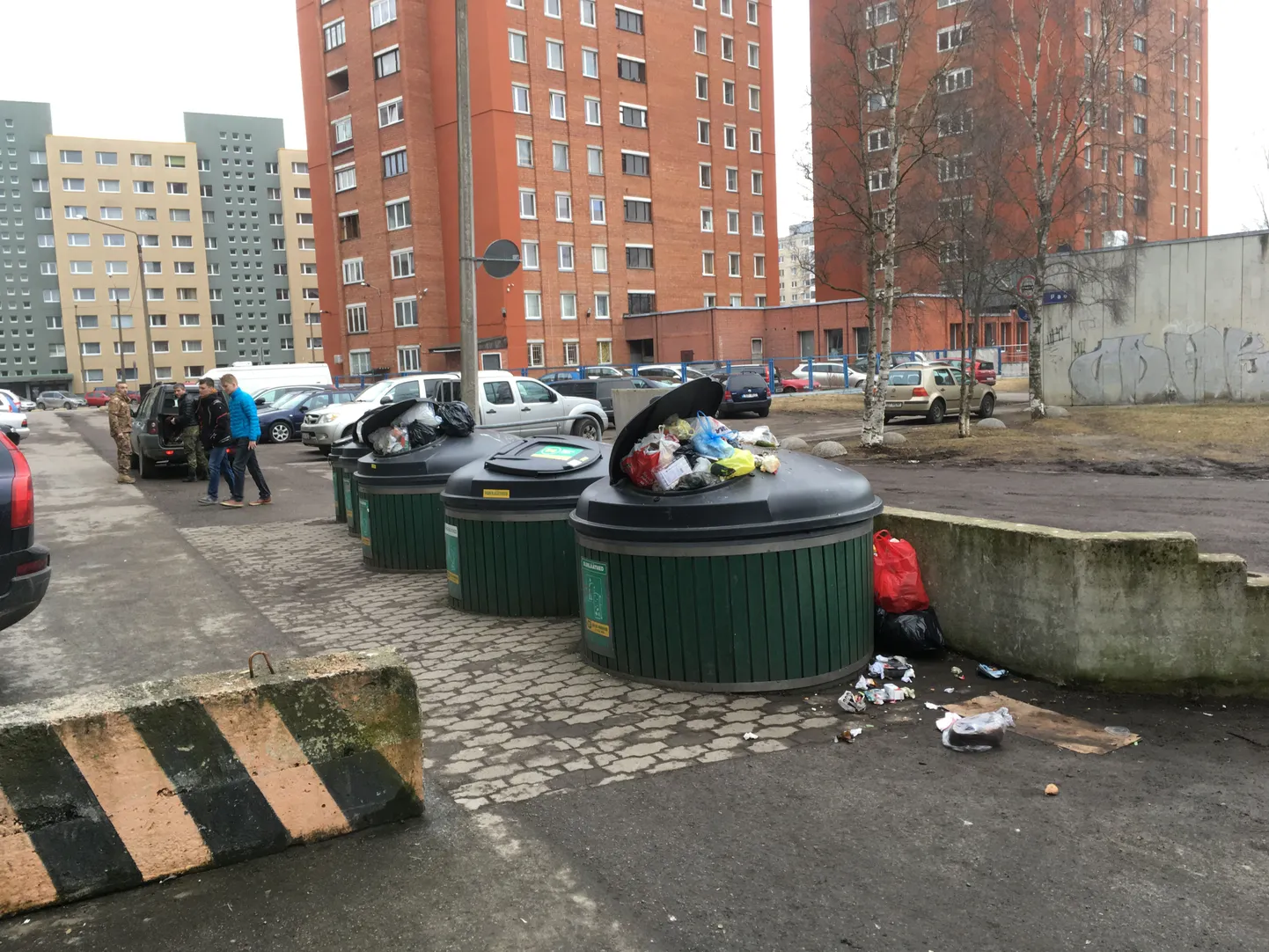 Tühjendamata süvakogumismahutid Lasnamäel.