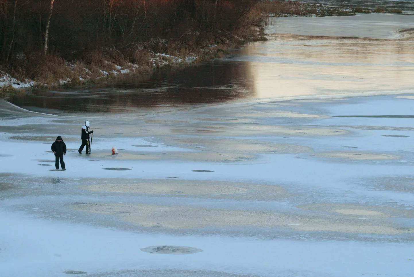 Рыбаки на льду. Иллюстративное фото.