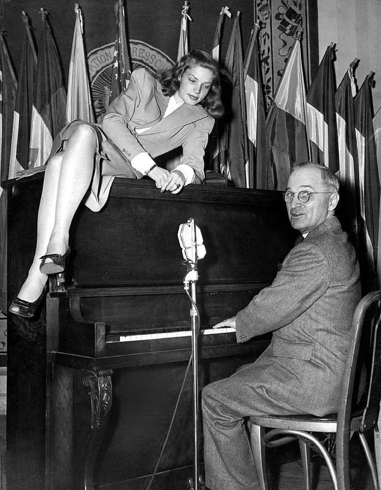 Ameerika asepresident Harry Truman mängib sõduritele klaverit. Pilli peal on näitleja ja laula Lauren Bacall. 10. veebruar 1945. Mehest saab president sama aasta 12. aprillil.