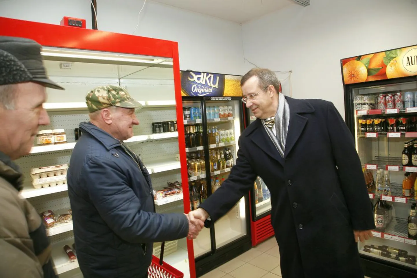 Kadjaste mehed Arvo Oidermaa ja Endel Heideman olid üllatunud, kui president Toomas Henrik Ilves neile täna küla poes vastu jalutas ja terekäe ulatas.
