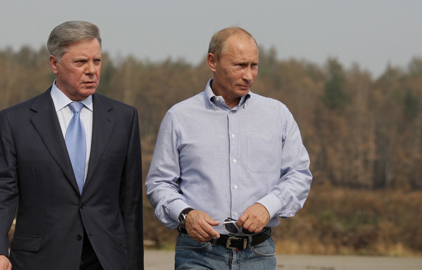 Vene peaminister Vladimir Putin koos Moskva oblasti kuberneri Boriss Gromoviga (vasakul) tutvumas metsapõlengutega.