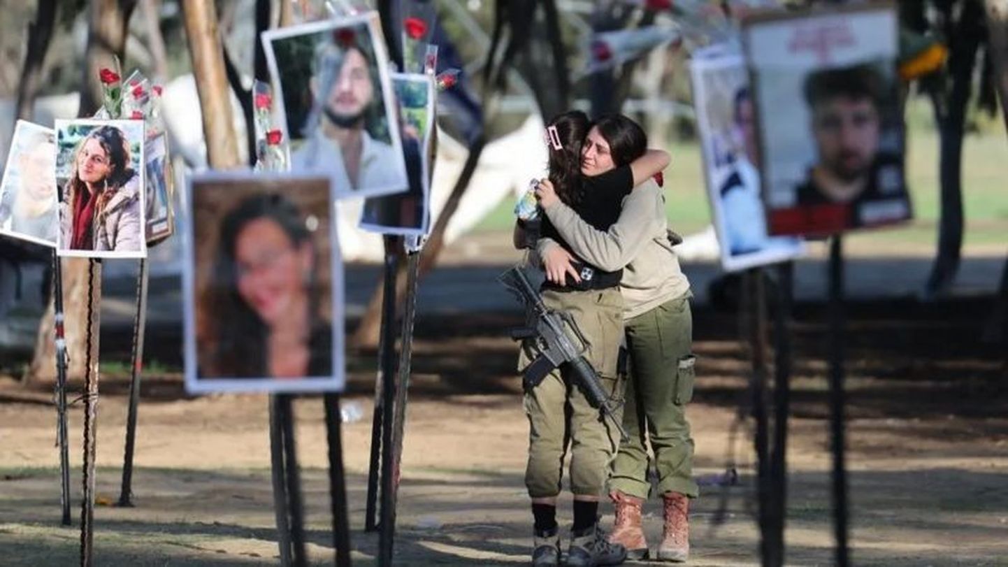 Во многих городах Израиля устроены аллеи с фотографиями жертв нападения ХАМАС.
