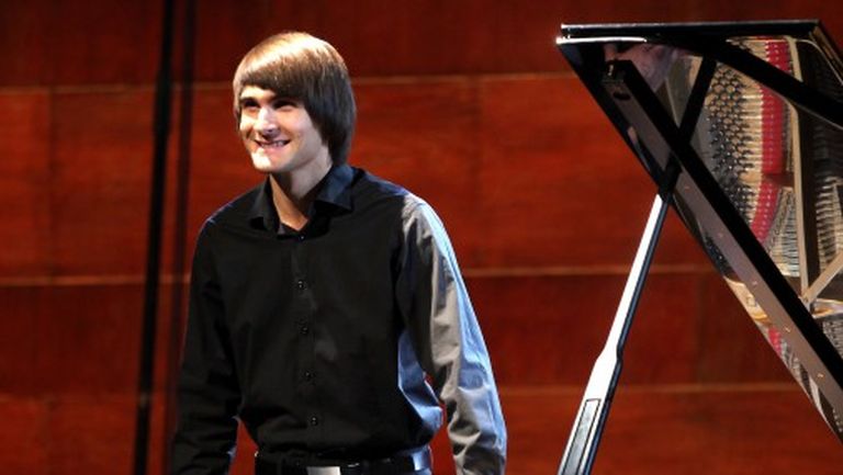 Pianists Vestards Šimkus uzstājas slēgtās Dzintaru koncertzāles atklāšanas koncertā 