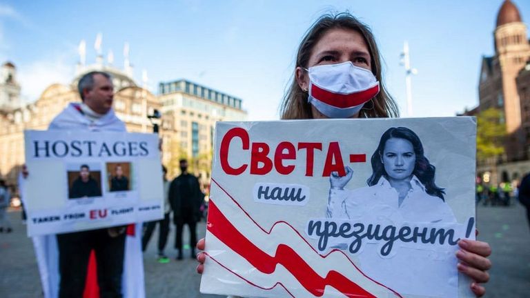Активисты с плакатами в поддержку Тихановской и белорусских политзаключенных.