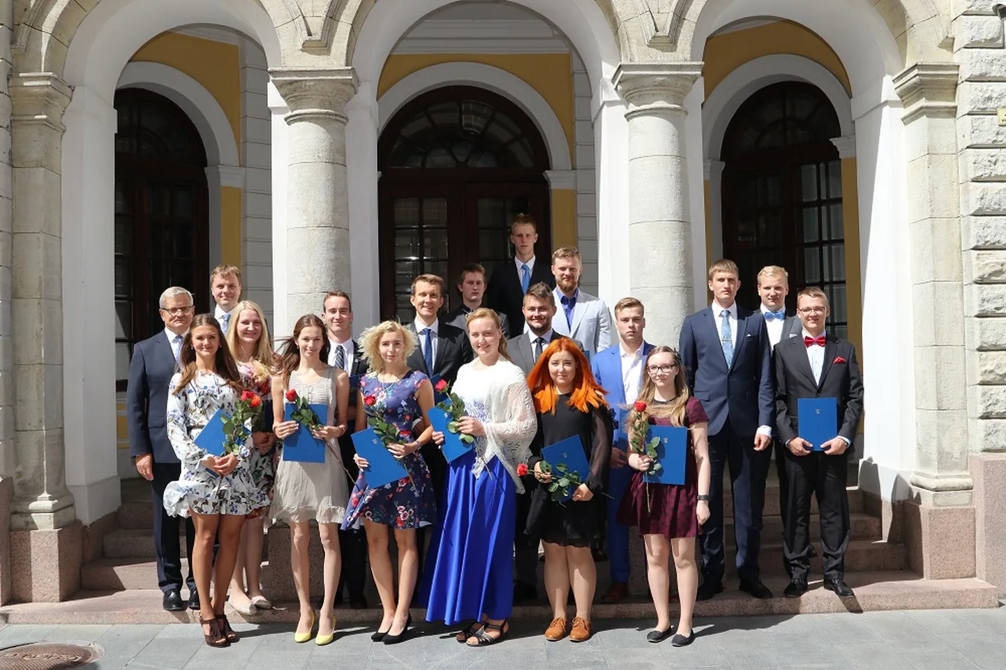 Parimad lõpetajad maaeluministri vastuvõtul.