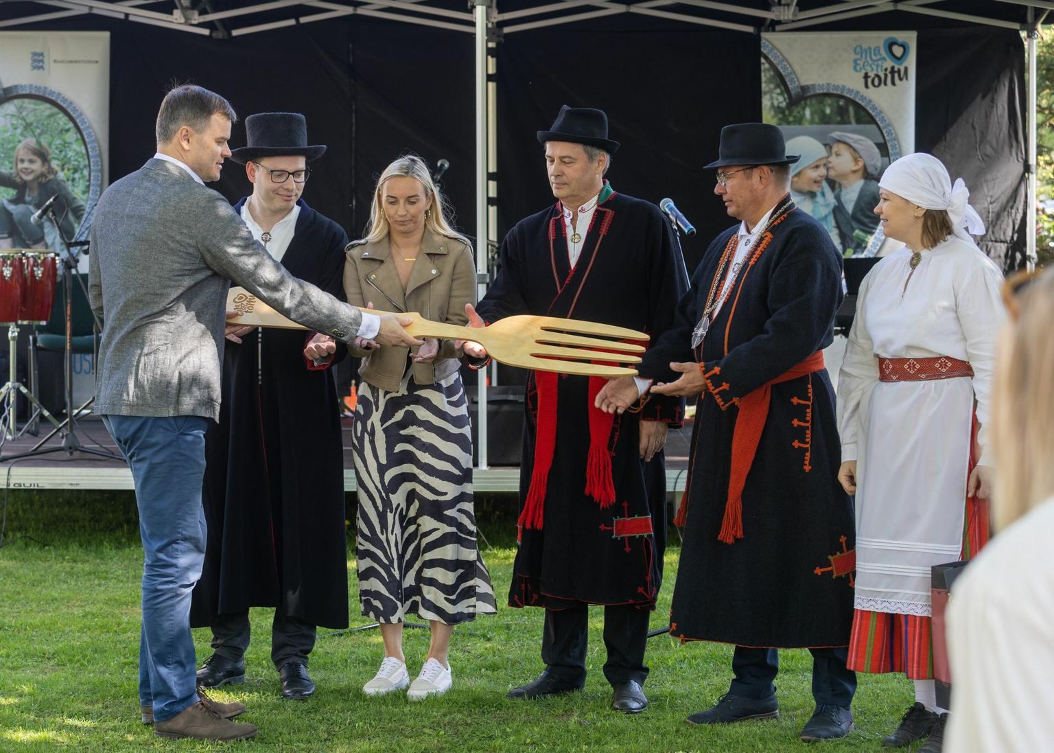 Regionaalminister Madis Kallas ulatas Eesti toidupiirkonda tähistava hiigelkahvli Mulgimaa vallavanemate, Mulgi vanema ja toidupiirkonna projektijuhi Leana Liivsoni hoole alla.