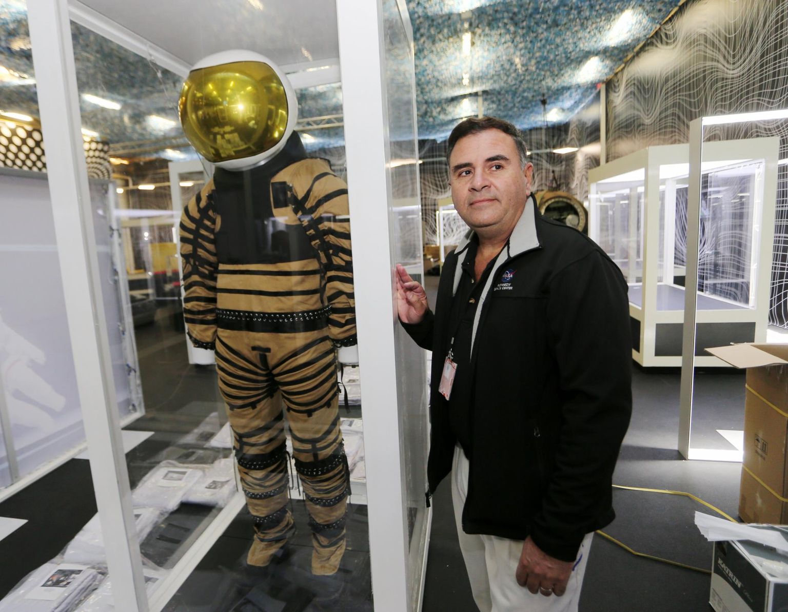 NASA insener Pablo de León seisab enda disainitud skafandri kõrval, millega tulevikus minnakse Marsile. Siis saab kosmoserüü pealmise kihi, mis on sinine.